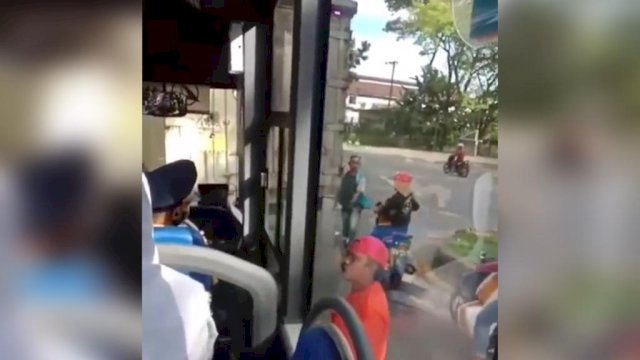 Nampak para pelaku saat ingin rusk Bus Trans Maminasata Makassar.