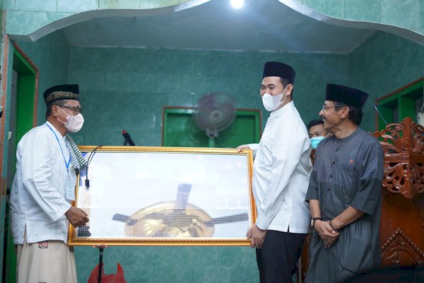 Bupati Pangkep Yusran Tarwih Bersama Jamaah Masjid Raodhatul Solihin Kalabbirang