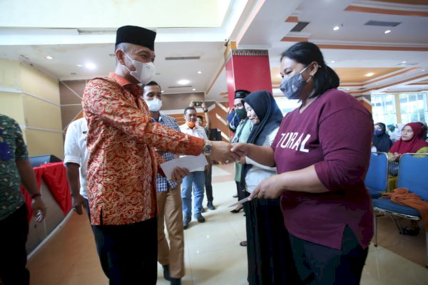 Wakili Walikota Palopo, Farid Kasim Judas Serahkan Insentif Sekretaris dan Bendahara RT/RW: Pelayanan Masyarakat Harus Lebih Maksimal