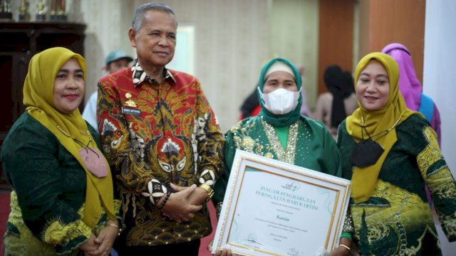 Hebat, Kurnia Pengelola TPA di Luwu Sulsel Raih Penghargaan OASE KIM di Peringatan Hari Kartini&nbsp;