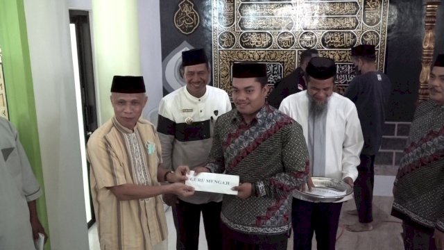 Safari Ramadan di Pulau Kulambing, Wabup Syahban Serahkan Insentif Imam Masjid