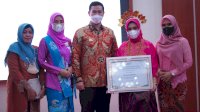 Salut, Bidan dari Pulau di Pangkep Sulsel Terima Penghargaan OASE-KIM