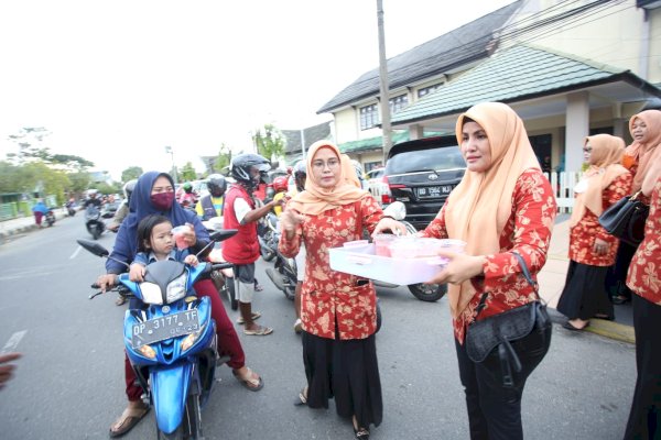 Peringati Hari Kartini, DWP-PKK Palopo Kolaborasi Berbagi 1000 Box Iftar ke Masyarakat