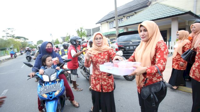 Peringati Hari Kartini, DWP-PKK Palopo Kolaborasi Berbagi 1000 Box Iftar ke Masyarakat