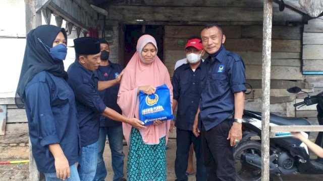 NasDem Palopo Berbagi Jumat Berkah ke Warga Kurang Mampu di Kecamatan Wara.