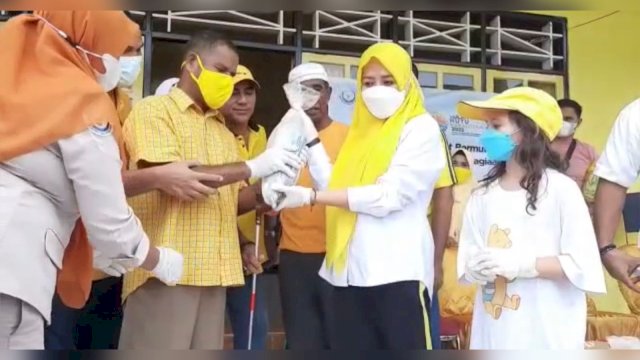 Anggota Komisi IV Alien Mus Borong Ikan 10 Ton Hasil Tangkapan Nelayan, Lalu Bagikan kepada Warga.