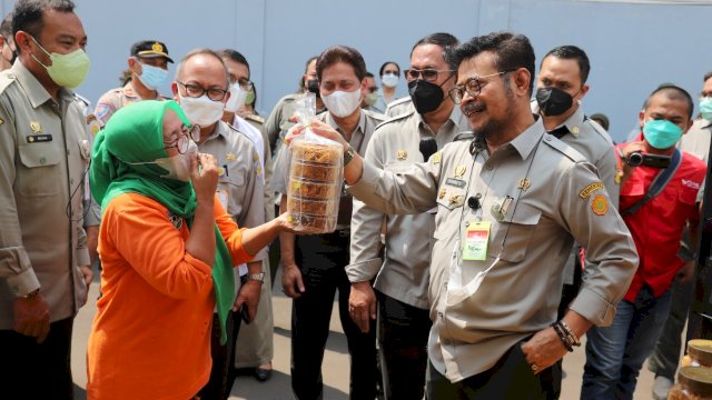 Pastikan Ketersediaan Pangan Strategis, Mentan SYL Kunjungi Bazar Murah Pasar Tani.