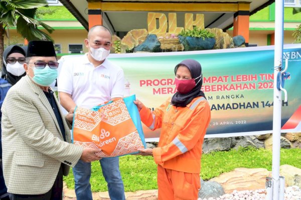 Walikota Judas Bagikan Sembako Kepada Petugas Kebersihan di Palopo