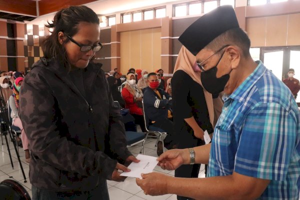 Walikota Palopo Judas Amir Bagikan Insentif RT/RW: Ayo Tetap Semangat untuk Mengembangkan Usaha, Jangan Berdiam Diri