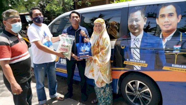 Ketua DPRD Makassar Rudianto Lallo Keliling Kota Berbagi Melalui ‘Jumat Berkah’