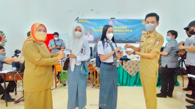 Kadis Dukcapil Muhammad Hatim saat meninjau perekaman E-KTP di SMKN 8 Makassar.