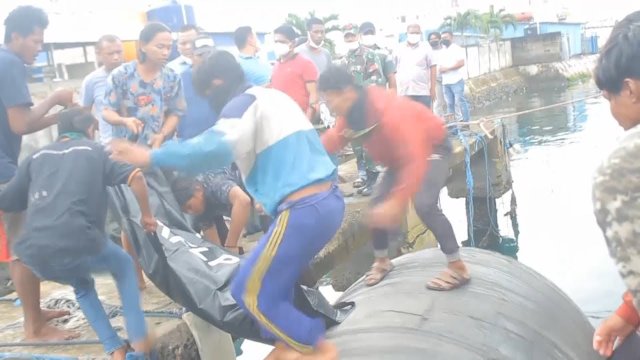 mayat dibekukan yang dibawa kapal pencari CUmi.(F-INT)