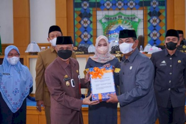 Serahkan Dua Ranperda ke DPRD Pangkep, Wabup Syahban: Kami Berharap Segera Dibahas