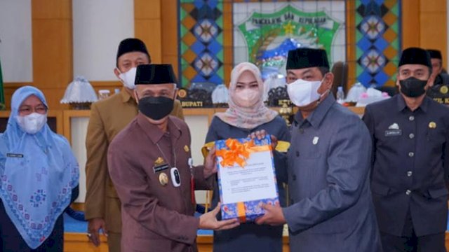 Pemkab Pangkep Serahkan Dua Ranperda ke DPRD