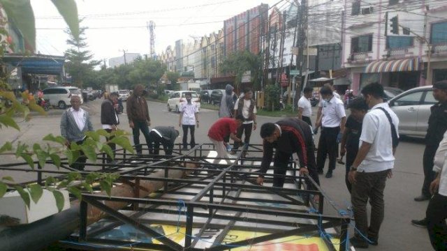 Rugikan Daerah karena Tidak Bayar Pajak, Bapenda Makassar Tertibkan Reklame