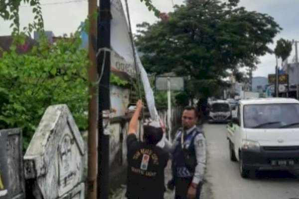 Tutupi Traffic Light dan Rambu Lalulintas, Dishub Makassar Copot Spanduk