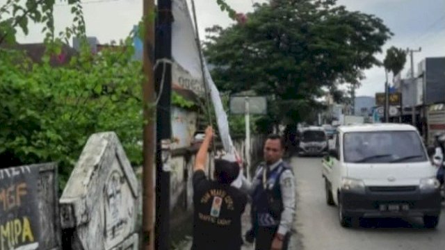 Tutupi Traffic Light dan Rambu Lalulintas, Dishub Makassar Copot Spanduk