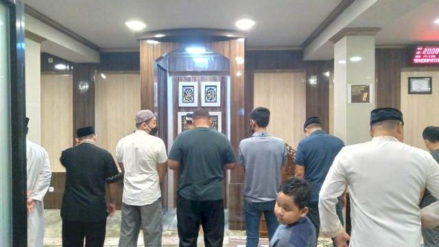 Undang Warga Sekitar, Bapenda Sulsel Gelar Tarawih Tiap Malam