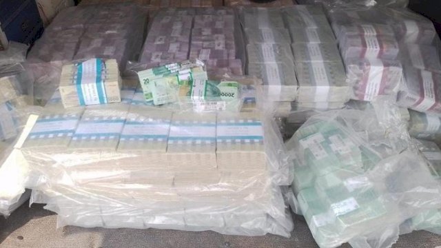 Ilustrasi uang miliaran rupiah yang disita polisi.(F-INT)