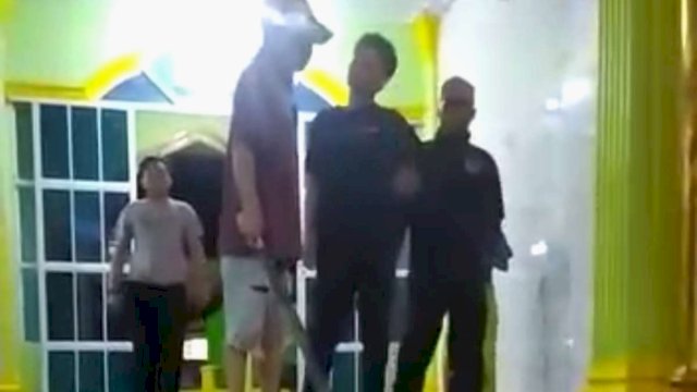 Pria Paruh Baya yang bawa parang ke masjid.(F-INT)