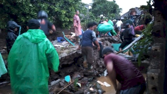Empat warga Cijeruk ditemukan meninggal tertimbun longsor.(F-INT)