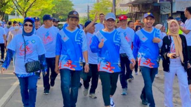 Milad ke-35, Danny Pomanto-Rudianto Lallo Pamer Kemesraan di Jalan Santai Ribuan Alumni SMAN 6 Makassar