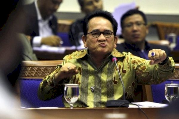 Dugaan Rasis, Ruhut Sitompul Dipolisikan Gegara Posting Meme Anies Pakai Baju Adat Papua