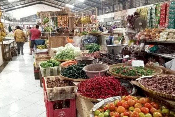 Pastikan Ketersediaan Bahan Pokok, Disdag dan Jajaran Perumda Pasar Tinjau Lapangan
