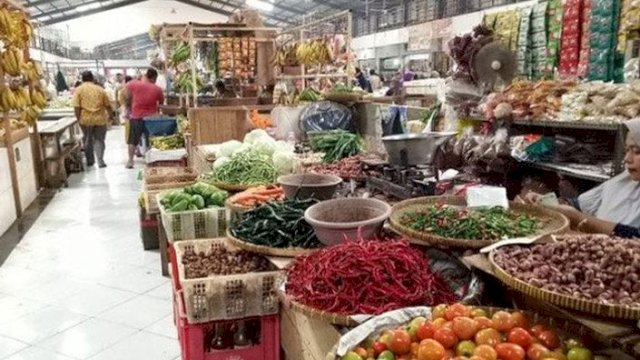 Pastikan Ketersediaan Bahan Pokok, Disdag dan Jajaran Perumda Pasar Tinjau Lapangan