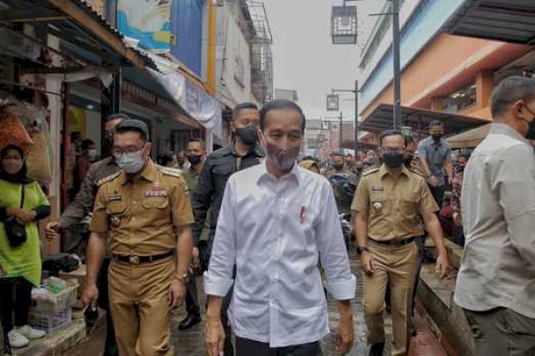 Pulang dari AS, Jokowi Blusukan di Pasar Cek Harga Minyak Goreng