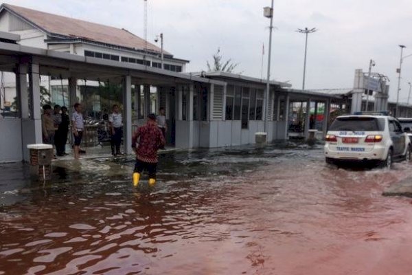 Banjir Rob Terjang 2 Desa di Karawang, 250 Jiwa Mengungsi – Jalan Terbelah