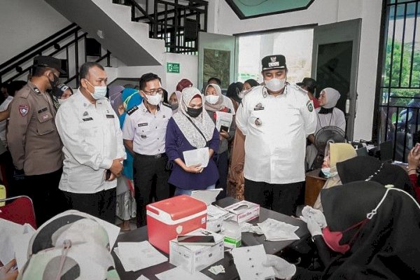 Bupati Chaidir Syam Cek Stok Bahan Pokok di Maros