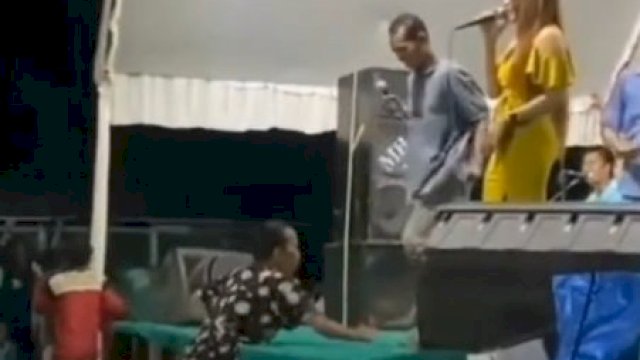 Istri yang ngamuk liat suaminya menyanyi dengan Biduan.(F-INT)