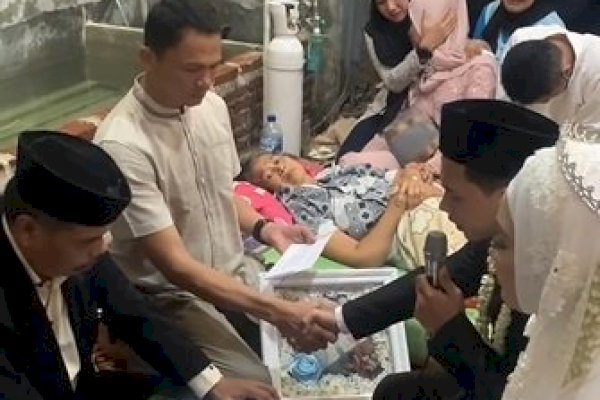 Bikin Haru, Sepasang Kekasih Gelar Akad Nikah di Depan Orang Tua yang  Lagi Terbaring Sakit