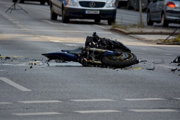 Menyalip di Tikungan, Pengendara Motor Tewas Usai Tabrak Truk