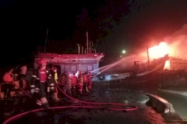 Kebakaran 45 Kapal di Cilacap: Dugaan dari Percikan Api yang Dilakukan ABK – Kerugian Capai Rp130 Miliar