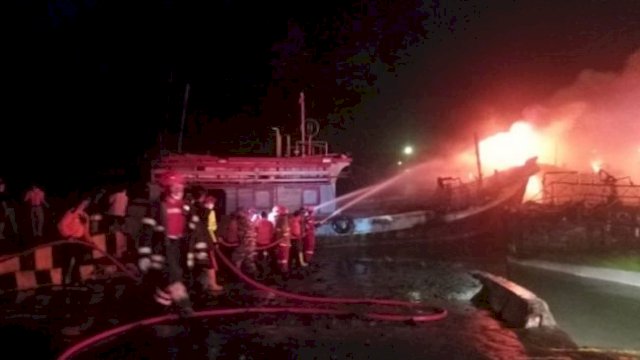 Kebakaran kapal di cilacap.(F-INT)