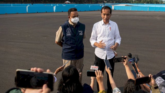 Jokowi-Anies Baswedan saat meninjau sirkit Formula E.