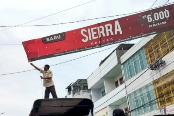 Bapenda Makassar Kembali Bersihkan Reklame di Ruas Jalan Protokol