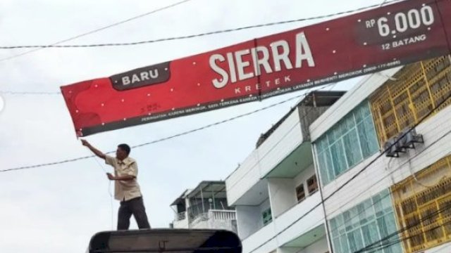 Bapenda Makassar Kembali Bersihkan Reklame di Ruas Jalan Protokol.