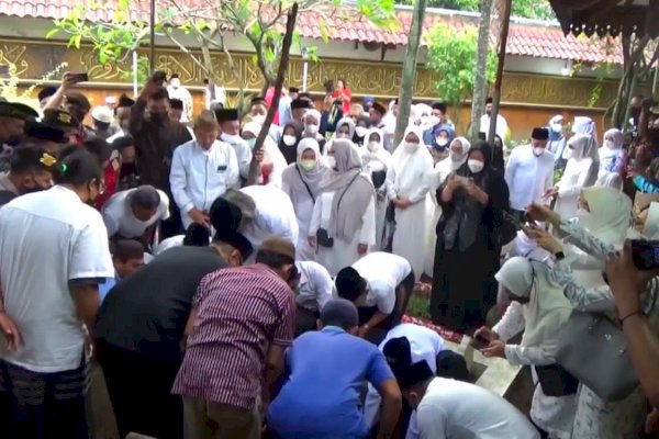 Jenazah Lily Wahid Dimakamkan Dekat Makam Gus Dur, Khofifah: Sosok yang Majukan Bangsa dan Negara