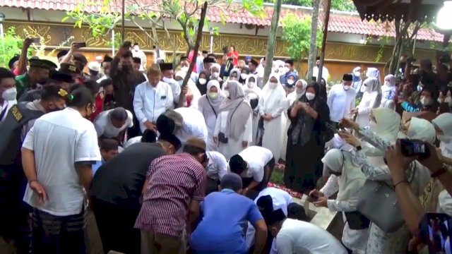 Jenazah Lily Wahid Dimakamkan di Selatan Makam Gus Dur.(F-INT)