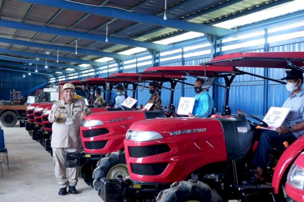 Serahkan Bantuan Alsintan, Bupati Chaidir Syam Harap Produksi Pertanian Meningkat