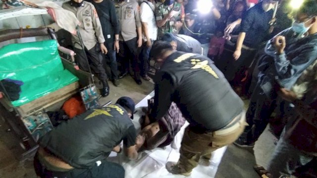 Pria paruh baya ditemukan tewas di atas becak. (F-IST)