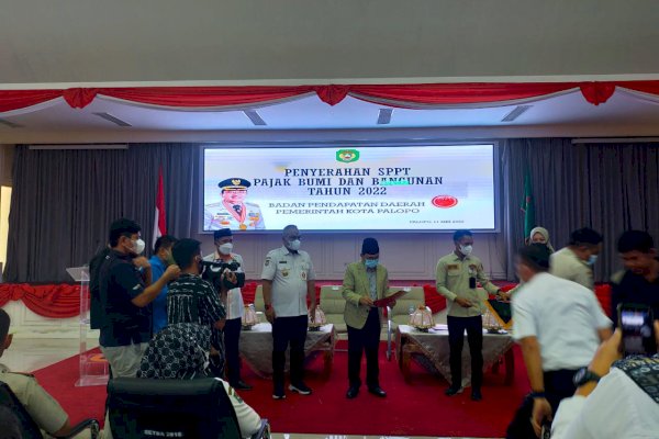 Serahkan SPPT PBB ke Camat, Kepala Bapenda Palopo Ibnu Hasyim Optimis Capai Target Rp4,9 Miliar