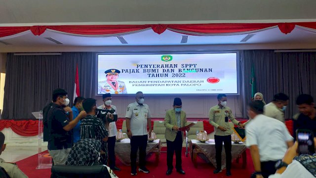 Bapenda Palopo Serahkan SPPT PBB ke Camat.