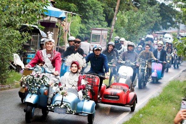 Viral Pasangan Pengantin di Makassar Naik Vespa Ke Acara Pernikahannya, Warga Heboh