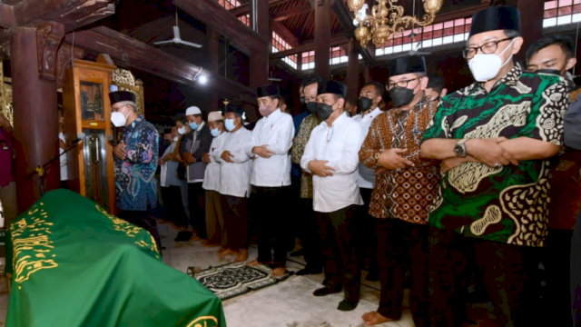 Jokowi melayat ke Buya Syaffi.(F-INT)