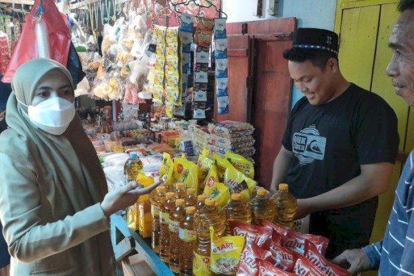 Peduli, Wabup Maros Suhartina Bohari Datangi Pedagang Agar Mau Direlokasi