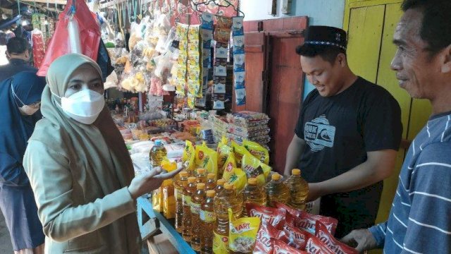 Peduli, Wabup Maros Suhartina Bohari Datangi Pedagang Agar Mau Direlokasi.